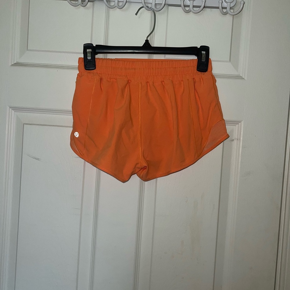 lululemon low rise hotty hots in orange soda size 4, 2.5” inseam